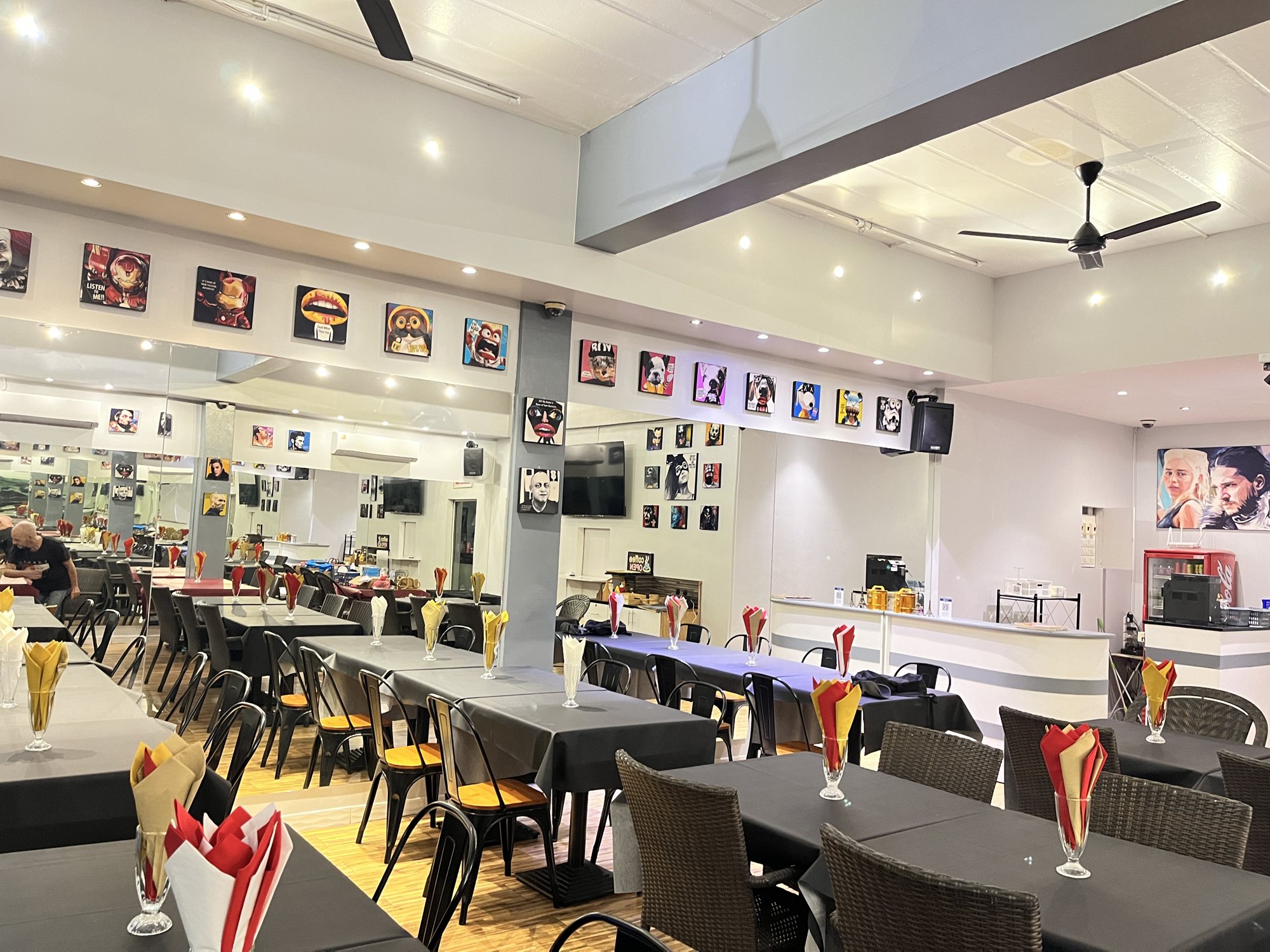 Salle principale rénovée de Chez Mony